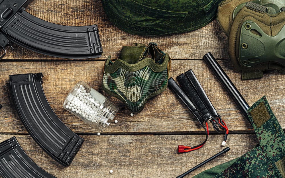 Pistolas de armas de airsoft e bolas de airsoft em superfície de madeira Premium 